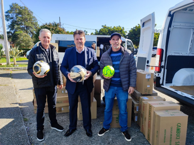 Deputado Estadual Nelson Luersen realiza entrega de Kits esportivos para o Município