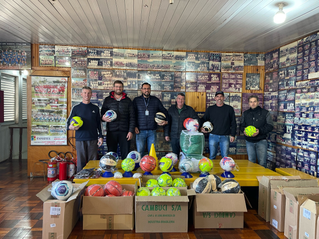 Prefeito Paulo Jair Pilati realiza entrega oficial de Kit de bolas para o Departamento de Esportes