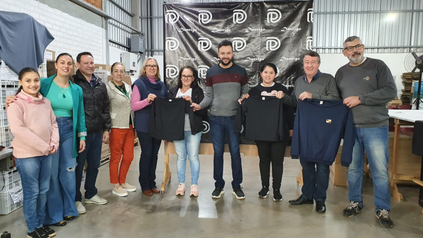 Dia da Costureira é comemorado com doação roupas 