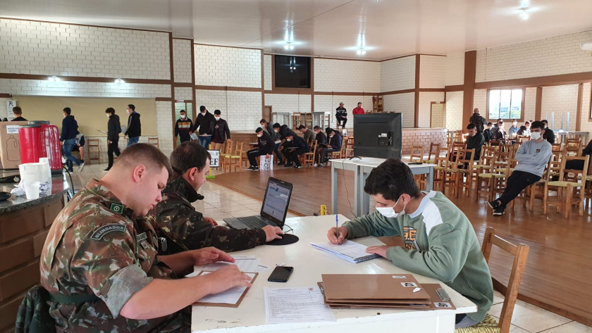 Jovens participam de Alistamento Militar