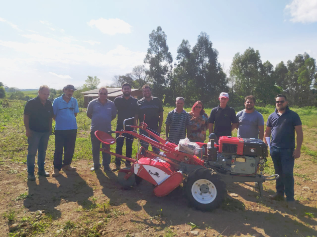 Entrega de um Microtrator aos Agricultores Familiares
