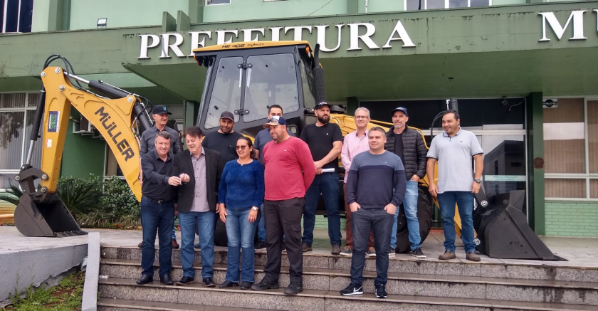 Deputado Nelson Luersen participa de entrega da nova Retroescavadeira para o município