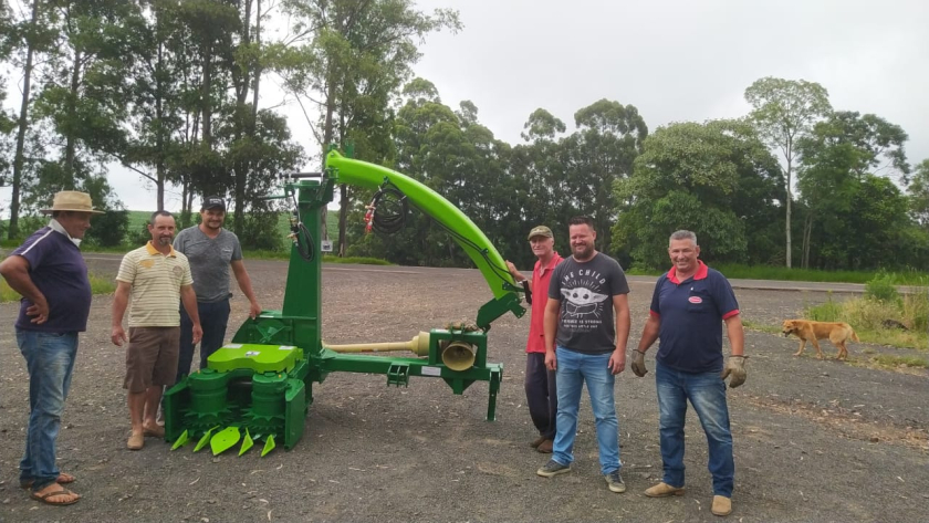 O Departamento de Agricultura Entrega Colhedora de Forragens para Produtores Rurais