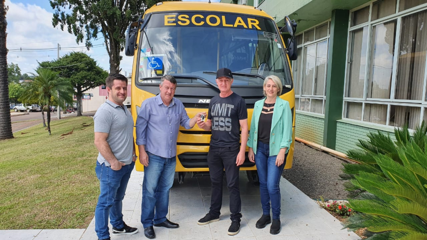 Prefeito Entrega o 5º Ônibus Escolar