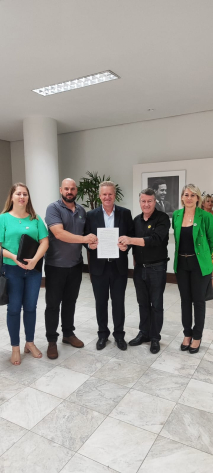 Em Curitiba, Prefeito Paulo e Equipe entregaram Documento para o Deputado Estadual Corti