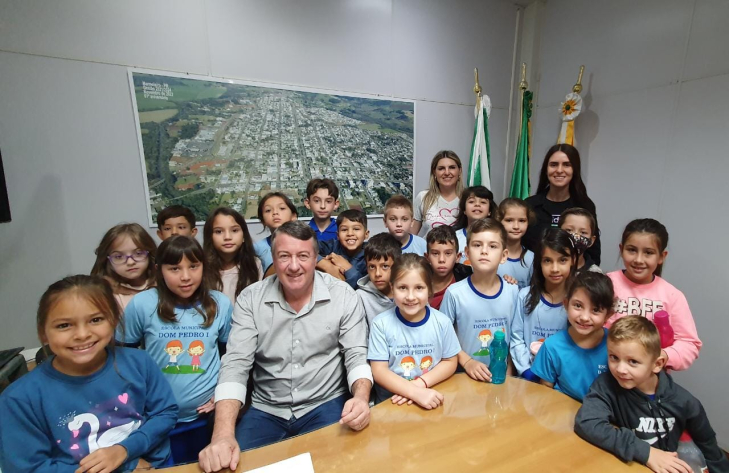Alunos do Dom Pedro visitam o Prefeito