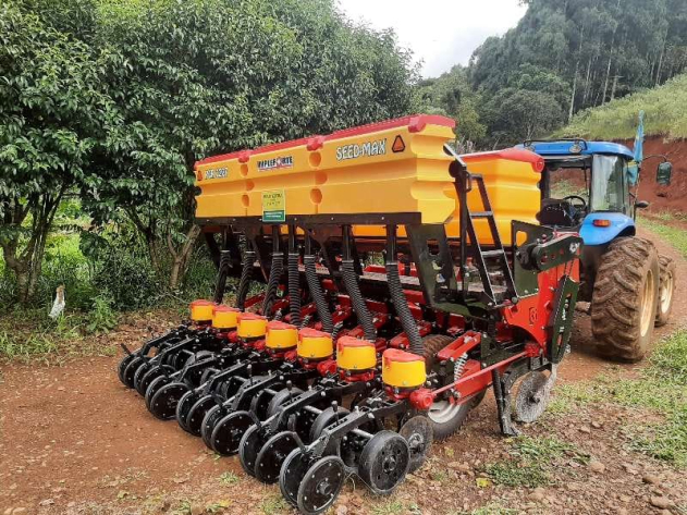 Departamento de Agricultura entrega Plantadeira a Produtores