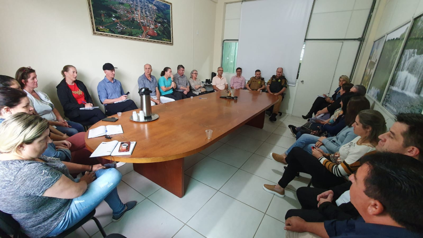 Reunião sobre a segurança nas instituições de ensino de Marmeleiro