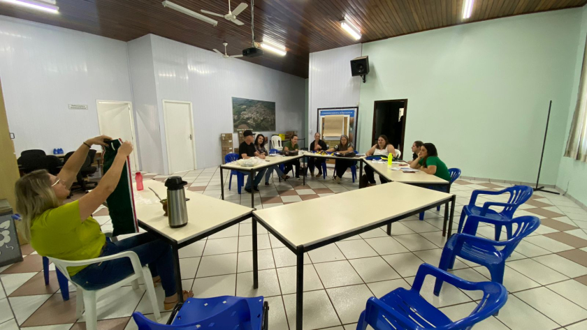 Departamento de Educação Debate Criação de Uniforme Único.