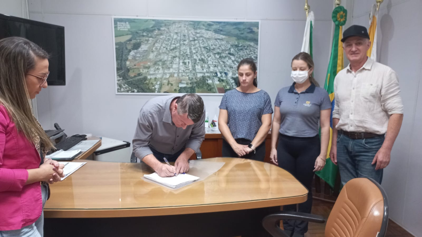 Prefeito recebe Pais de Alunos em seu Gabinete  