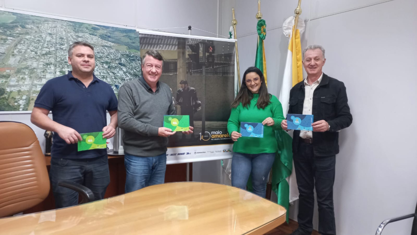 Prefeito faz entrega simbólica de material didático referente ao Maio Amarelo