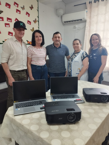 Notebooks e Projetores entregues para Escolas e CMEIs do Município