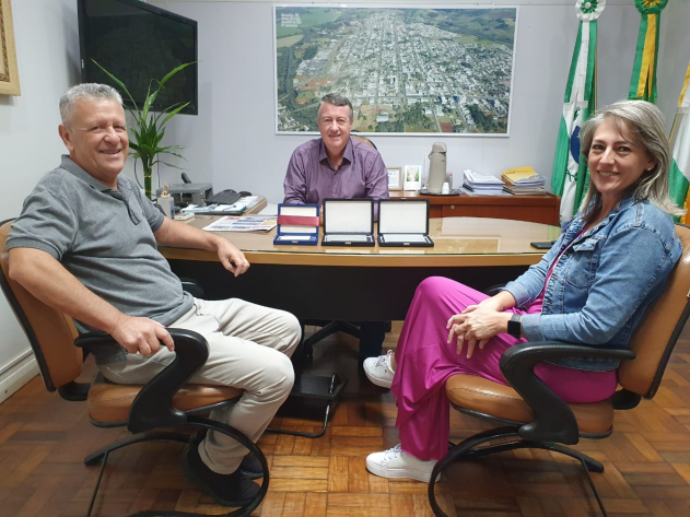 Prefeito Paulo entrega placas de homenagem a Jairo Bandeira