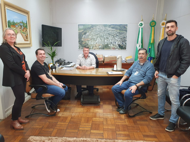 Prefeito reúne-se com equipe Técnica da Cohapar 