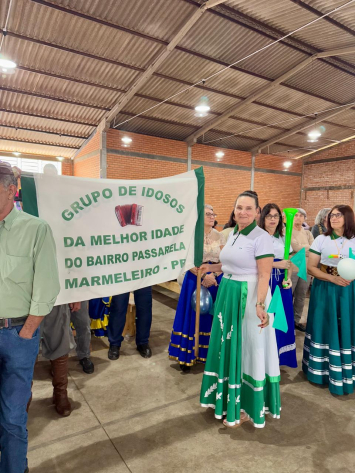 Idosos de Marmeleiro brilham no Desfile de Rei e Rainha da Primavera 
