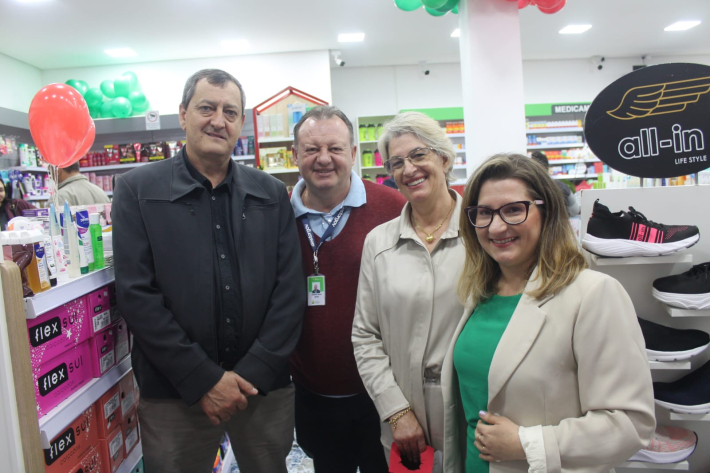 Prefeito e Diretor de Indústria e Comércio prestigiam Inauguração de uma farmácia 