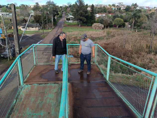 APÓS RELATO ANÔNIMO, PREFEITURA REALIZA INSPEÇÃO NA PASSARELA DO BAIRRO JARDIM BANDEIRA. 