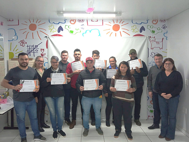 Prefeito e Primeira Dama participam da entrega dos certificados da  02ª turma do Curso de Eletricista Residencial 