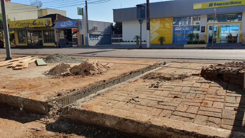 Obra de drenagem nos canteiros da avenida