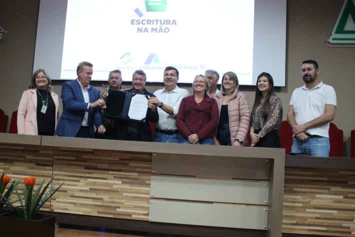 Prefeito assina adesão ao Programa para regularização fundiária
