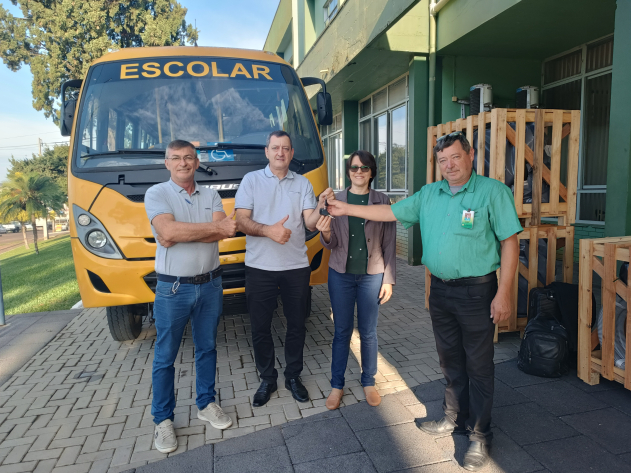 Marmeleiro recebe a entrega de um Microônibus adquirido com Recursos Próprios.