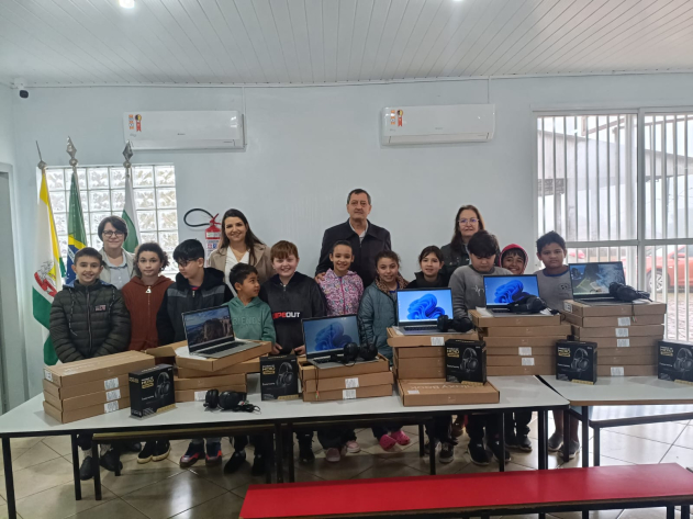DEPARTAMENTO DE EDUCAÇÃO REALIZA ENTREGA DE PRÊMIO PARA ESCOLA SOUZA NAVES 